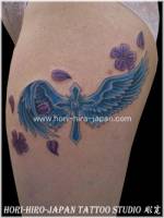 Tatuaje de cruz con alas y pétalos de flores