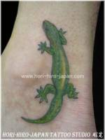 Tatuaje de una salamandra en el tobillo