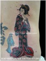 Tatuaje de una geisha desnudándose