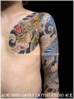 Tatuaje tradicional japonés a color de un dragon en el brazo