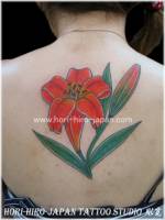 Tatuaje de una flor con tallo para la espalda