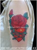 Tatuaje para mujeres, rosas rojas atando un corazón