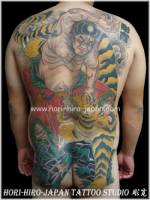Tatuaje de un samurai luchando contra un tigre