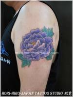 Tatuaje de flor en el brazo