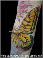 Tatuaje de una mariposa en el codo