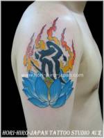 Tatuaje de una flor de loto con un kanji en llamas encima