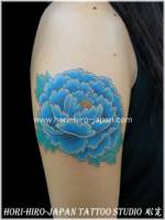 Tatuaje de una flor de loto en el brazo