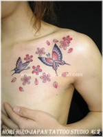 Tatuaje para mujer, unas mariposas con unas flores