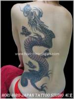 Tatuaje de un dragón en la espalda de una mujer