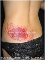Tatuaje para mujeres, flor en la cadera