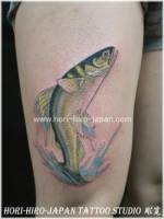 Tatuaje de un pez saltando del agua