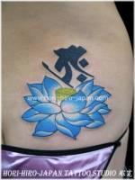 Tatuaje de una flor con una letra encima