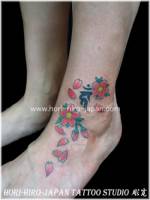 Tatuaje para mujeres, flores y pétalos en el pie