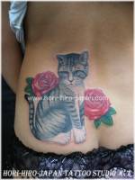 Tatuaje de gato y rosas encima del culo.