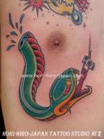 Tatuaje de serpiente pescada con anzuelo y cortada