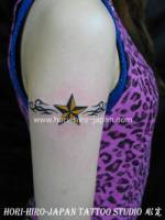 Tattoo de brazalete tribal con estrella en medio.