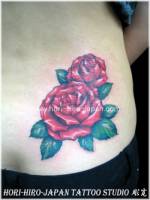 Tatuaje de Rosas encima del culo