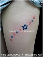 Tatuaje de estrellas en la pierna.