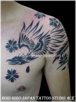 Tatuaje de fénix tribal en el hombro y pecho