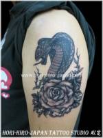 Tatuaje de una cobra y una rosa