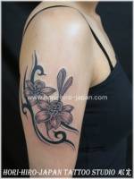 Tatuaje para mujeres de flores y tribales