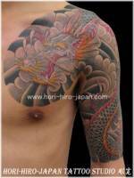 Tatuaje de un dragón japonés en brazo y pecho