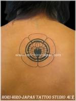 Tatuaje de un simbolo maori en la espalda