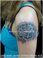 Tatuaje de una flor de loto. Tatuaje de una mujer