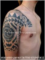 Tatuaje tribal maya en el brazo.