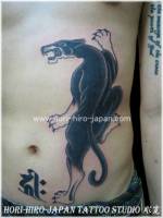 Tatuaje de una pantera subiendo por la barriga