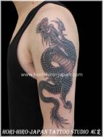 Tattoo de un dragón en el brazo