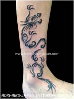 Tattoo de dragon tribal en el tobillo.