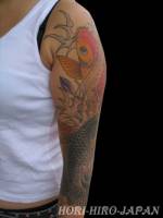 Tatuaje de unas carpas por el brazo