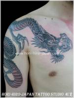 Tatuaje de un dragón en blanco y negro
