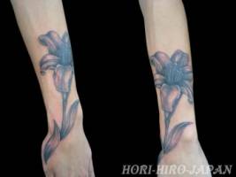 Tatuajes para mujeres, flores en la muñeca y antebrazo