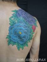 Tatuaje de flores en el omoplato
