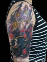 Tatuaje en el dragón de un brazo de una mujer