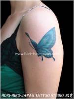 Tatuaje para mujeres, una mariposa en el brazo