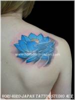 Tatuaje para mujeres de una flor de loto flotando en el agua