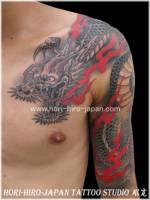 Tattoo de un dragon subiendo por el brazo y acabando en el pecho