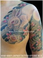 Tatuaje de un conejo japonés en el brazo y pecho