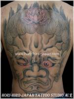 Tatuaje de un ogro japonés en la espalda entera