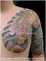Tatuaje de un tigre japonés a color, en el brazo