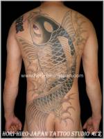 Tattoo de una koi en la espalda