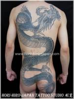 Tatuaje de un dragón por la espalda