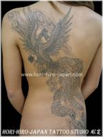 Tatuaje de un fénix en la espalda de una chica