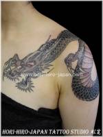 Tatuaje de mujer, un dragon por el hombro