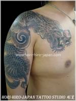 Tatuaje de un dragón en blanco y negro