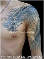 Tatuaje de una koi en plena transformación a dragón