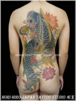 Tatuaje de dos carpas nadando para la espalda entera